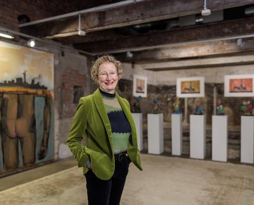 Museumsdirektorin Anja Helbig vor Kunst von Markus Lüpertz