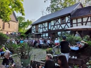 Zahlreiche Menschen lauschen der Darbietung in Inges Hof.