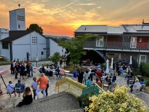 Zuschauer sitzen und stehen im Kulturcafé Daubrinegn.