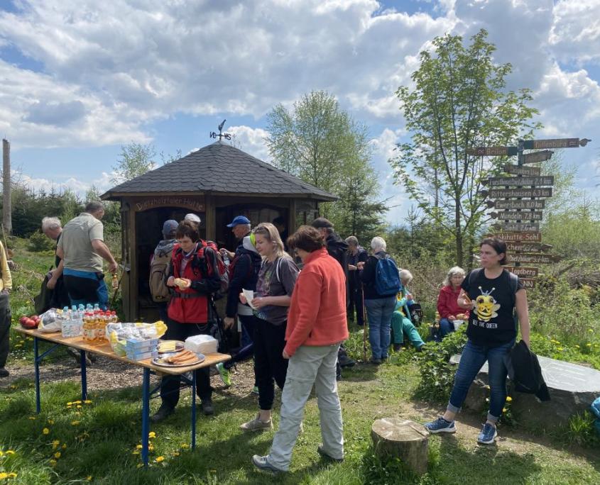 Wanderer beim Picknick im Freien