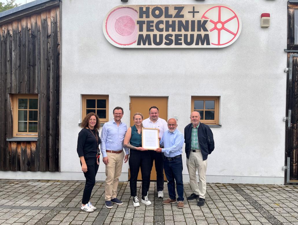 Urkundenübergabe im Holz- und Technikmuseum