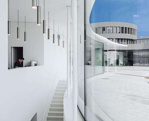 Ein Innenraum mit Treppe im Café Leitz