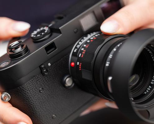 zwei Hände halten eine Leica-Kamera