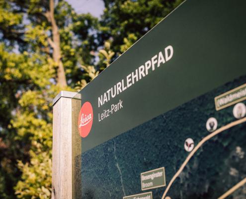 Schild des Naturlehrpfads im Leitz-Park