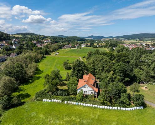 Dieses markante Fachwerkhaus war das ehemalige Wohn- und Atelierhaus des bedeutenden hessischen Malers und Grafikers Otto Ubbelohde (1867–1922), der vor allem durch seine Illustrationen der Grimmschen Märchen Weltruhm erlangte.