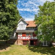 Dieses markante Fachwerkhaus war das ehemalige Wohn- und Atelierhaus des bedeutenden hessischen Malers und Grafikers Otto Ubbelohde (1867–1922), der vor allem durch seine Illustrationen der Grimmschen Märchen Weltruhm erlangte.