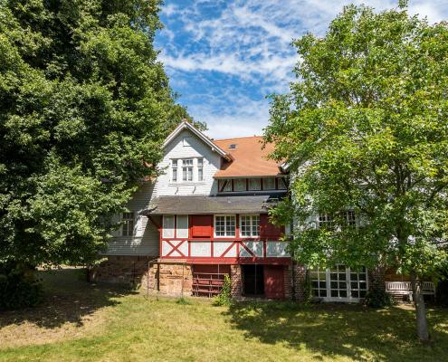 Dieses markante Fachwerkhaus war das ehemalige Wohn- und Atelierhaus des bedeutenden hessischen Malers und Grafikers Otto Ubbelohde (1867–1922), der vor allem durch seine Illustrationen der Grimmschen Märchen Weltruhm erlangte.