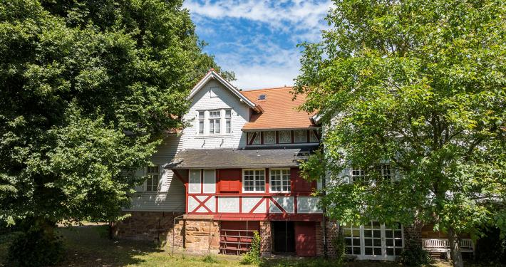 Dieses markante Fachwerkhaus war das ehemalige Wohn- und Atelierhaus des bedeutenden hessischen Malers und Grafikers Otto Ubbelohde (1867–1922), der vor allem durch seine Illustrationen der Grimmschen Märchen Weltruhm erlangte.