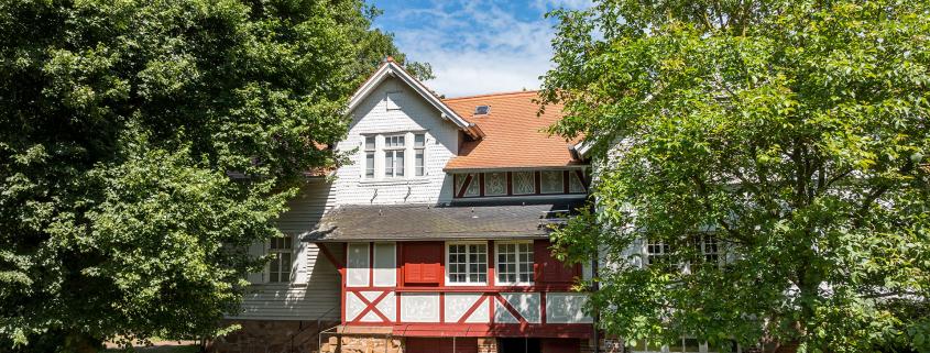 Dieses markante Fachwerkhaus war das ehemalige Wohn- und Atelierhaus des bedeutenden hessischen Malers und Grafikers Otto Ubbelohde (1867–1922), der vor allem durch seine Illustrationen der Grimmschen Märchen Weltruhm erlangte.