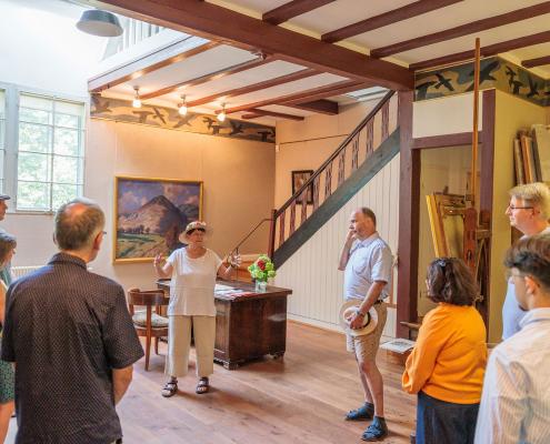 Besucher in einem Museum, die sich die Sammlung erklären lassen.