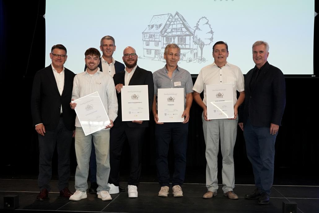 Gruppenbild - Lahntal Dieses Foto zeigt die feierliche Preisverleihung der Auszeichnung „Hessens beste Dorfgasthäuser 2026“. Bei der Veranstaltung am 1. Juli 2026 in Bensheim wurden 4 Betriebe aus dem Lahntal für ihre Verdienste um die ländliche Gastronomie und Lebenskultur geehrt.