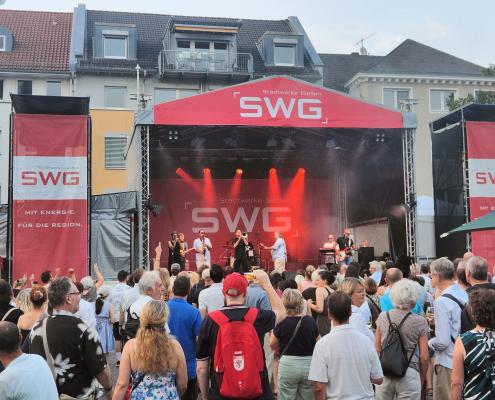 Die SWG-Bühne der Stadtwerke Gießen Das Bild zeigt die SWG-Bühne der Stadtwerke Gießen während des Gießener Stadtfests auf dem Kirchenplatz.