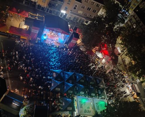 Stadtfest Gießen bei Nacht Das Bild zeigt eine nächtliche Luftaufnahme der SWG-Bühne auf dem Kirchenplatz während des Gießener Stadtfests.