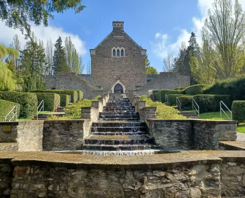 Das Bild zeigt die beeindruckenden Wasserkaskaden auf dem Alten Friedhof in Wetzlar, Hessen