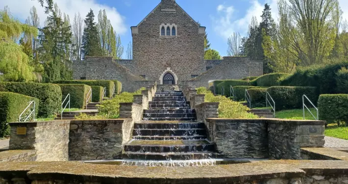 Das Bild zeigt die beeindruckenden Wasserkaskaden auf dem Alten Friedhof in Wetzlar, Hessen