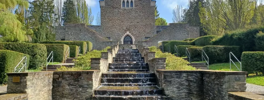 Das Bild zeigt die beeindruckenden Wasserkaskaden auf dem Alten Friedhof in Wetzlar, Hessen