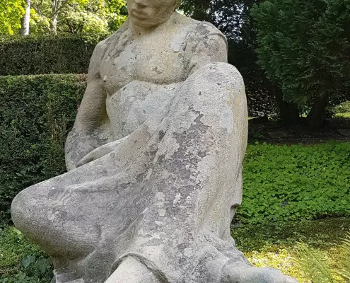 Grabskulptur „Der Schläfer“ von Hermann Hosaeus (1875–1958) Bei der abgebildeten Figur handelt es sich um die monumentale Grabskulptur „Der Schläfer“, die vom deutschen Bildhauer Hermann Hosaeus (1875–1958) erschaffen wurde.